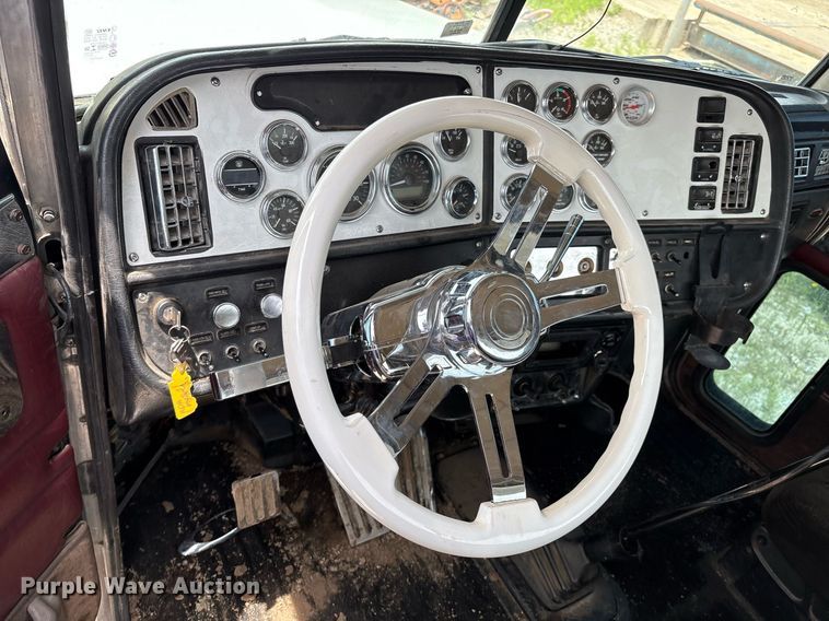 image for item EM2628 2005 Peterbilt 378 semi truck