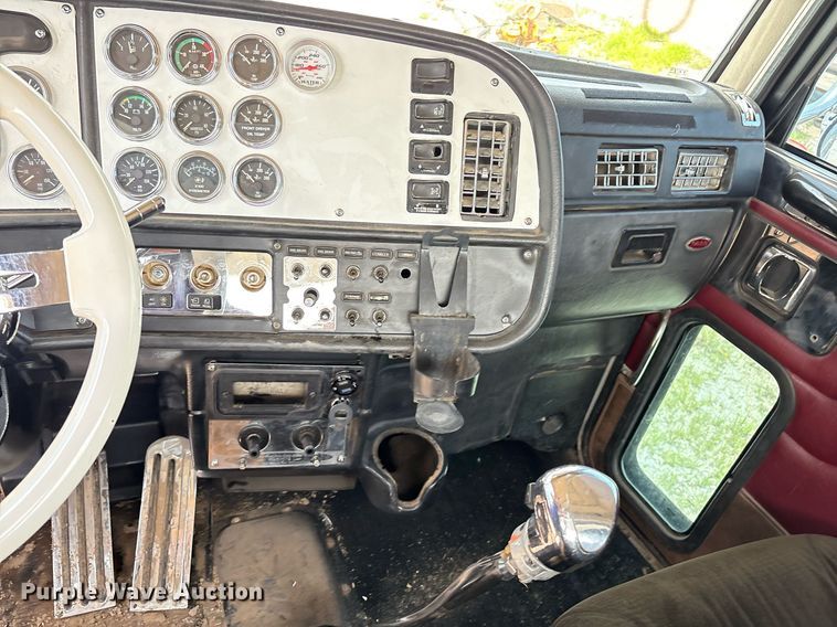 image for item EM2628 2005 Peterbilt 378 semi truck