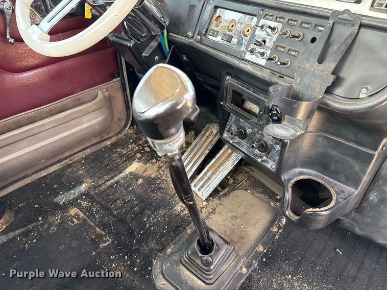 image for item EM2628 2005 Peterbilt 378 semi truck