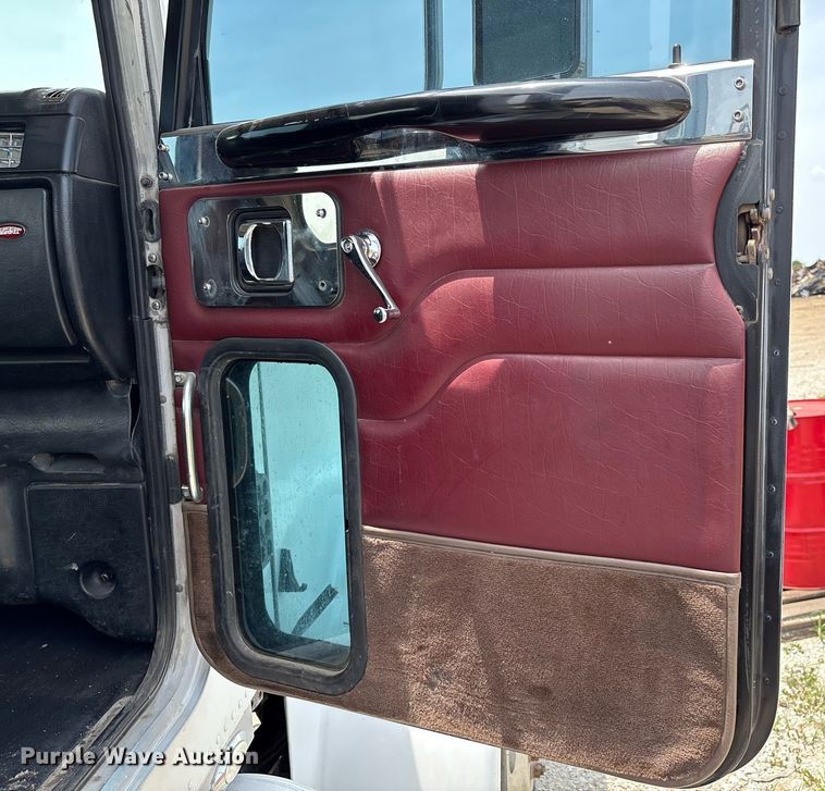 image for item EM2628 2005 Peterbilt 378 semi truck