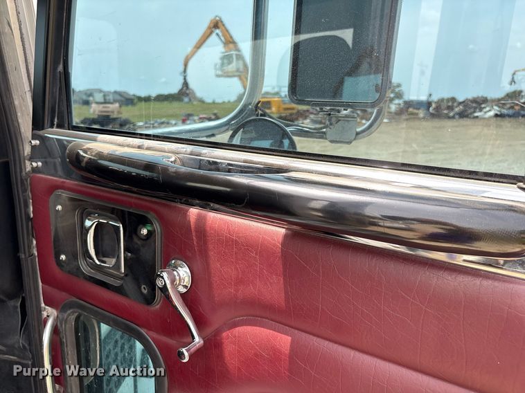 image for item EM2628 2005 Peterbilt 378 semi truck