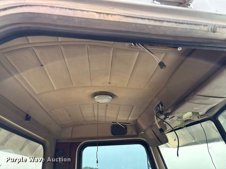 image for item EM2628 2005 Peterbilt 378 semi truck