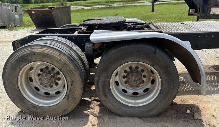 image for item EM2628 2005 Peterbilt 378 semi truck