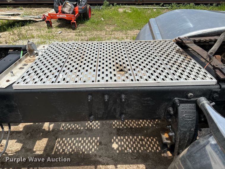 image for item EM2628 2005 Peterbilt 378 semi truck