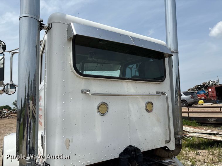 image for item EM2628 2005 Peterbilt 378 semi truck