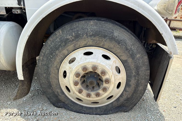 image for item EM2628 2005 Peterbilt 378 semi truck