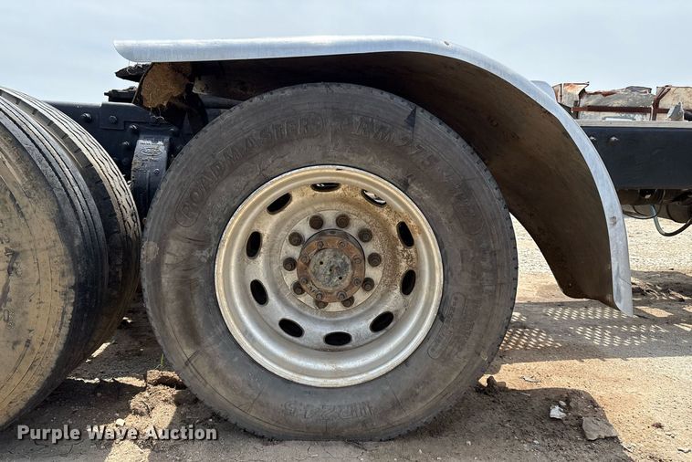 image for item EM2628 2005 Peterbilt 378 semi truck