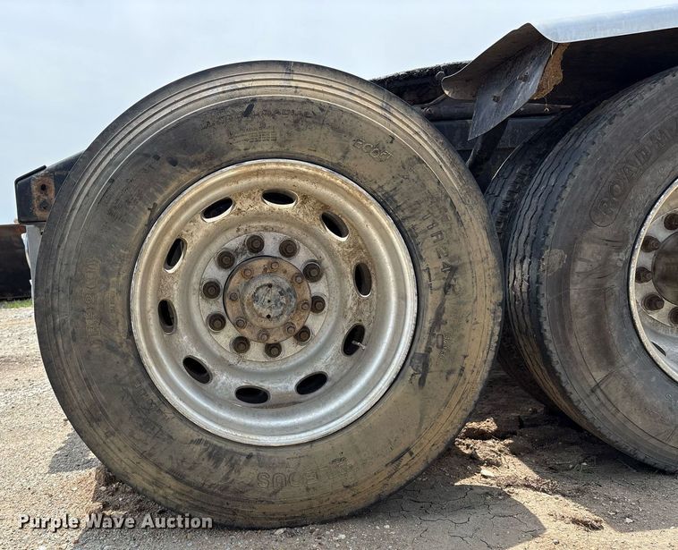 image for item EM2628 2005 Peterbilt 378 semi truck