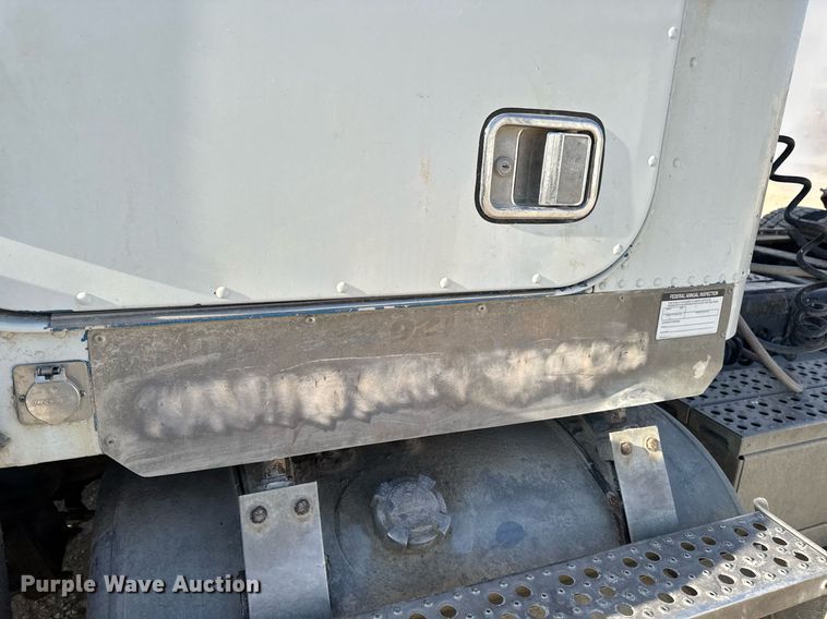 image for item EM3574 1995 Freightliner FLD120 semi truck