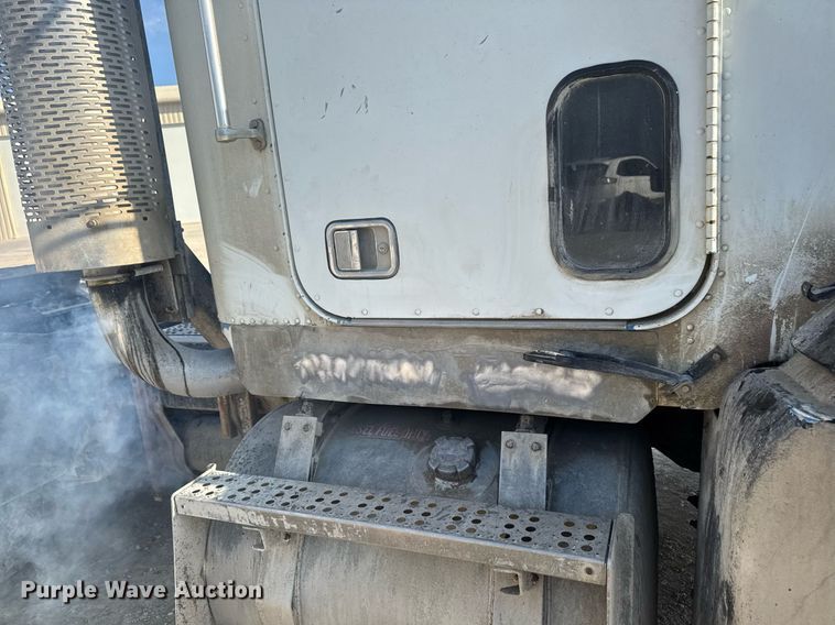 image for item EM3574 1995 Freightliner FLD120 semi truck