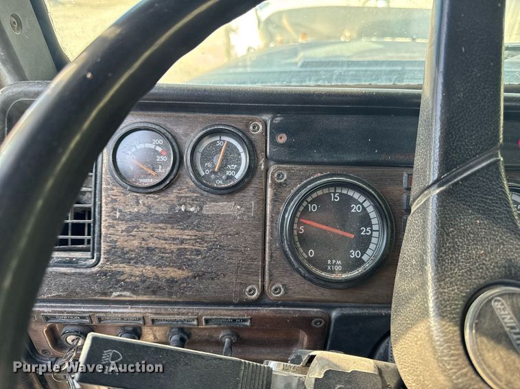 image for item EM3574 1995 Freightliner FLD120 semi truck