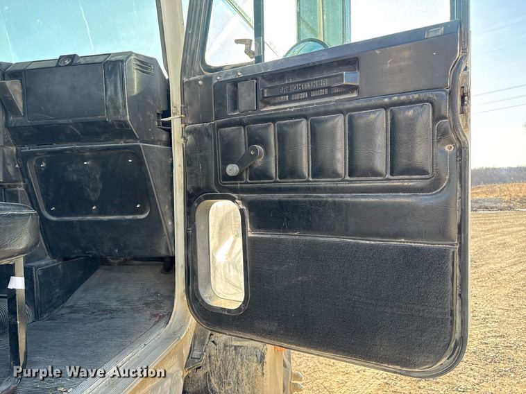 image for item EM3574 1995 Freightliner FLD120 semi truck