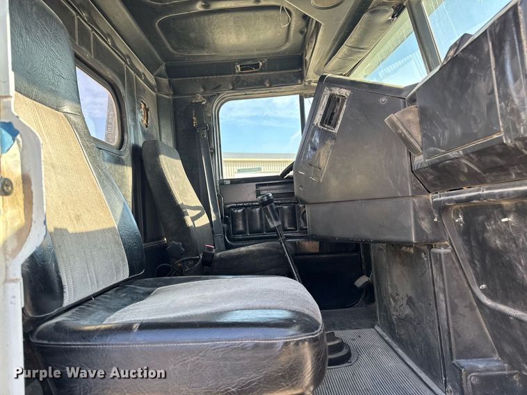 image for item EM3574 1995 Freightliner FLD120 semi truck