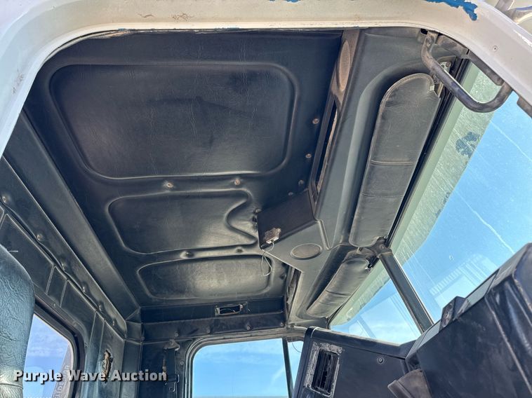 image for item EM3574 1995 Freightliner FLD120 semi truck