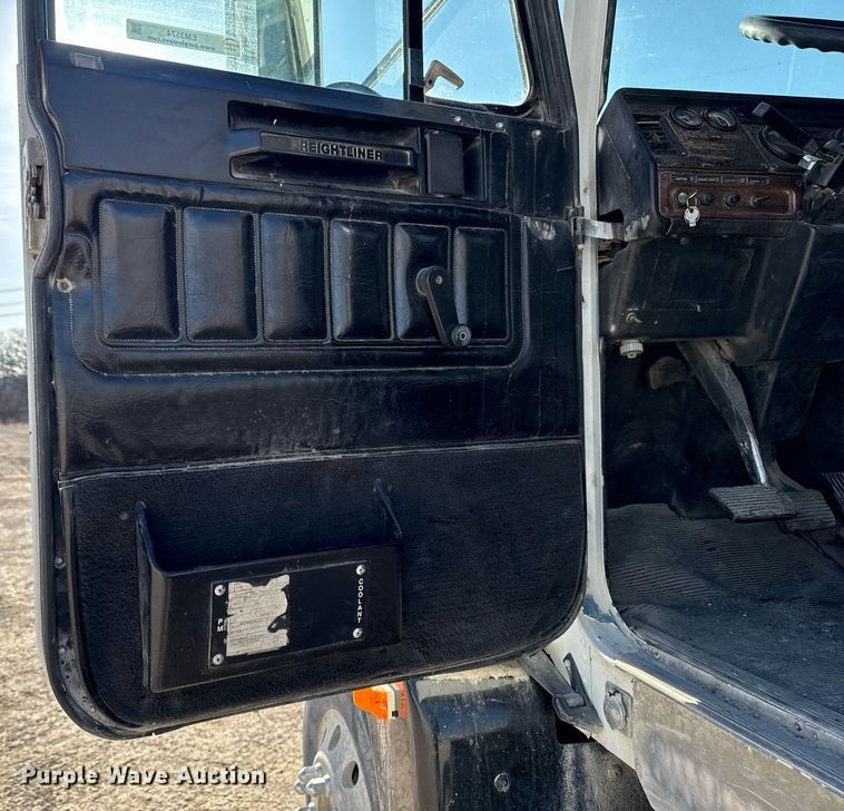 image for item EM3574 1995 Freightliner FLD120 semi truck