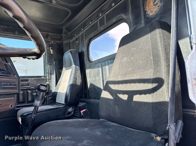 image for item EM3574 1995 Freightliner FLD120 semi truck