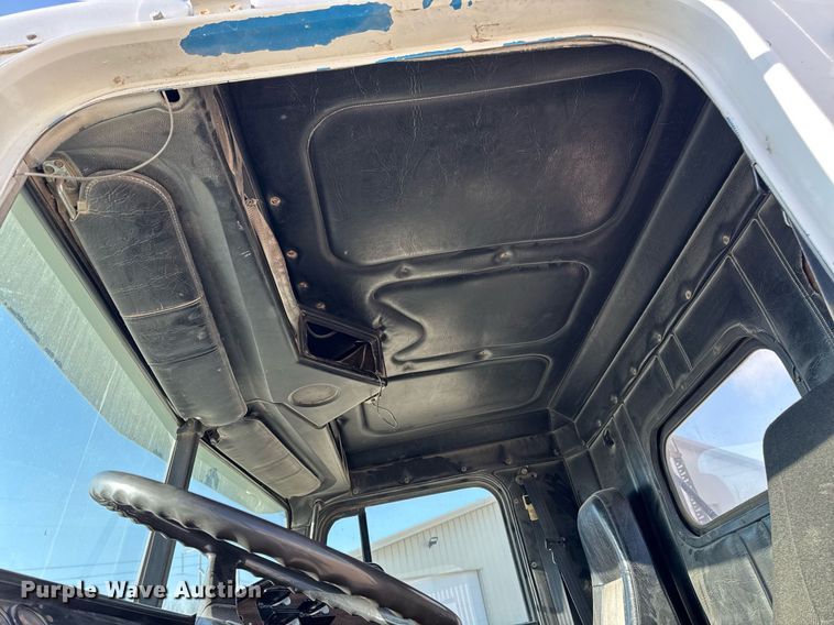 image for item EM3574 1995 Freightliner FLD120 semi truck