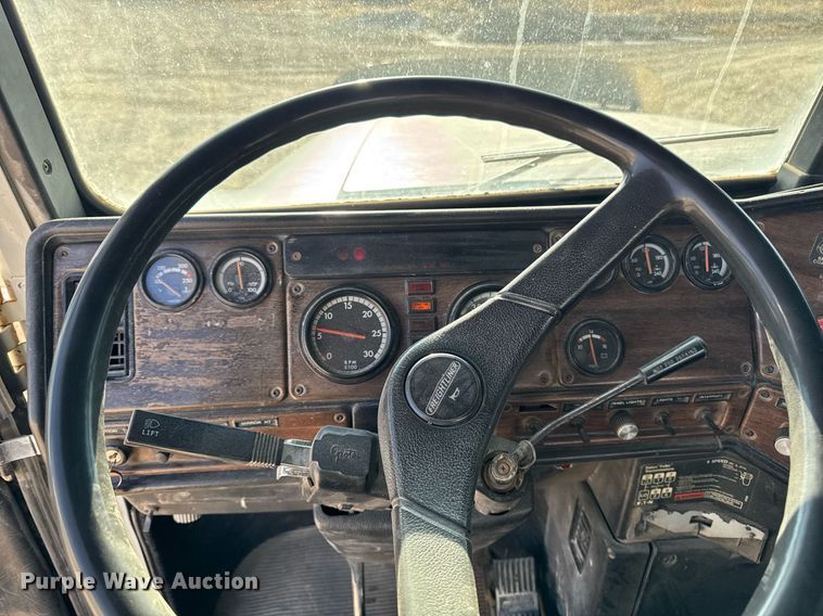 image for item EM3574 1995 Freightliner FLD120 semi truck