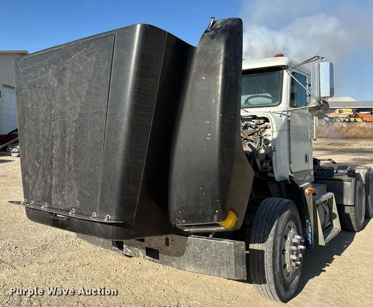 image for item EM3574 1995 Freightliner FLD120 semi truck