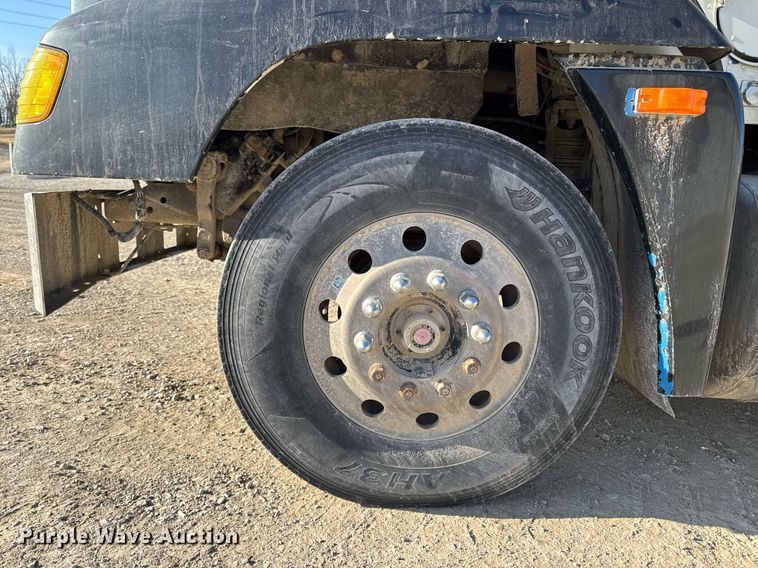 image for item EM3574 1995 Freightliner FLD120 semi truck