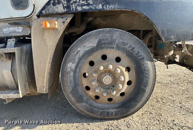 image for item EM3574 1995 Freightliner FLD120 semi truck