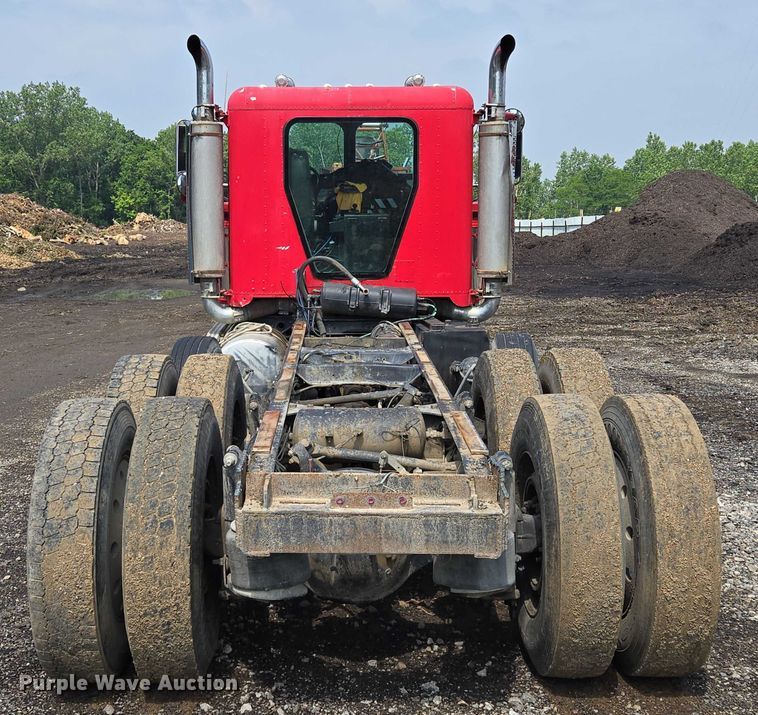 image for item EM7476 1985 Freightliner truck cab and chassis