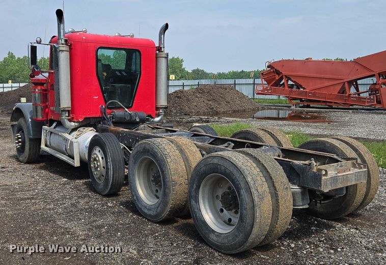 image for item EM7476 1985 Freightliner truck cab and chassis