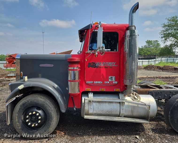 image for item EM7476 1985 Freightliner truck cab and chassis