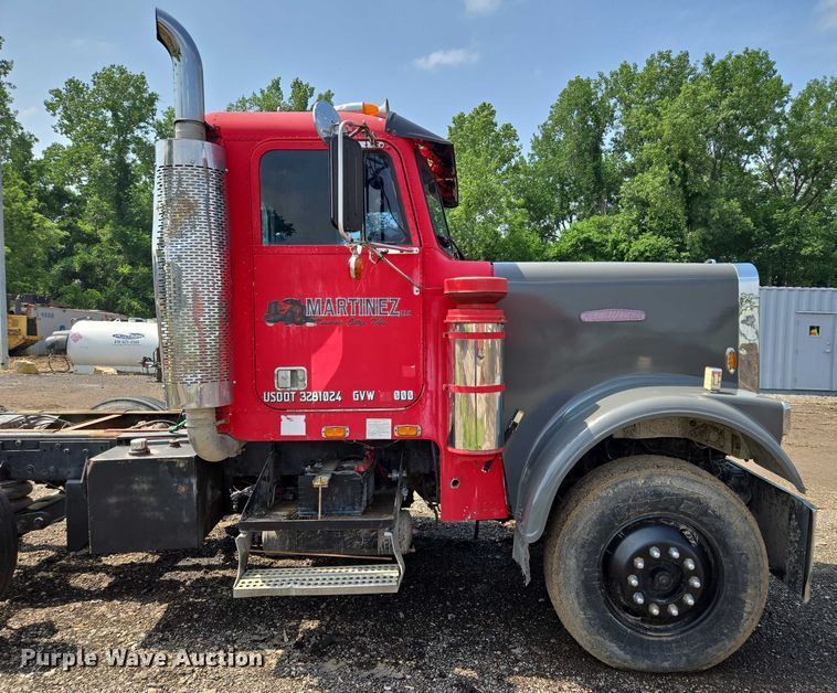 image for item EM7476 1985 Freightliner truck cab and chassis