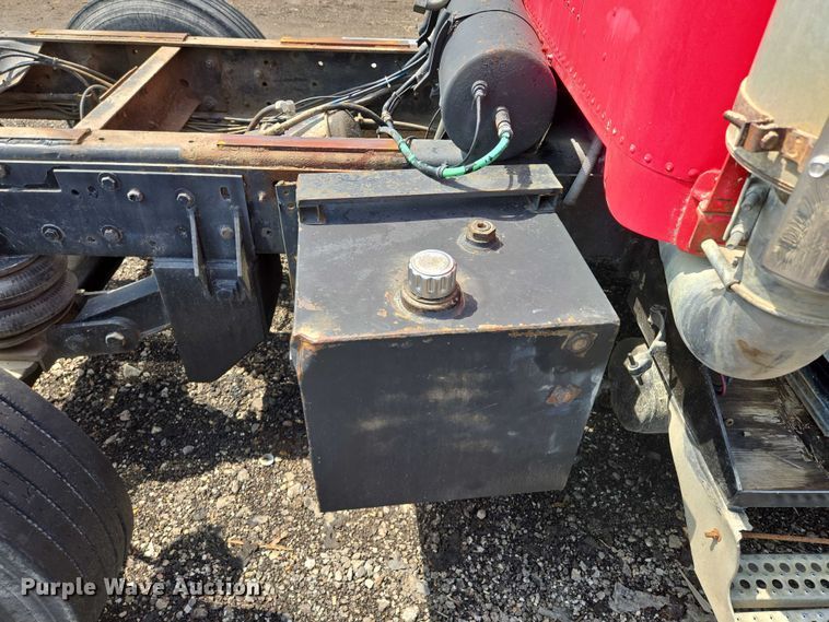 image for item EM7476 1985 Freightliner truck cab and chassis