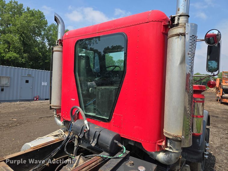 image for item EM7476 1985 Freightliner truck cab and chassis