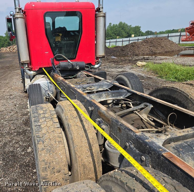 image for item EM7476 1985 Freightliner truck cab and chassis