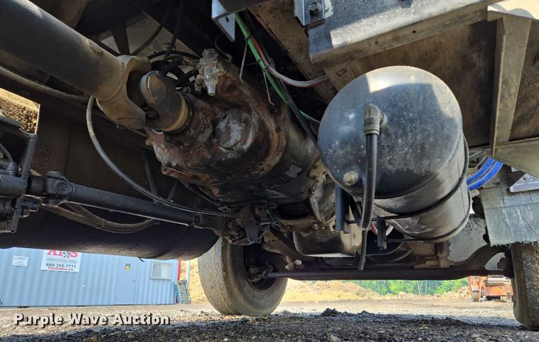 image for item EM7476 1985 Freightliner truck cab and chassis