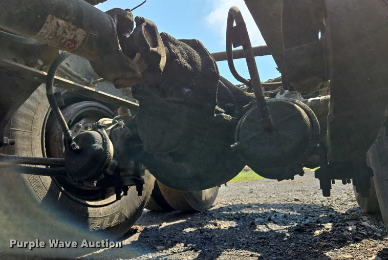 image for item EM7476 1985 Freightliner truck cab and chassis