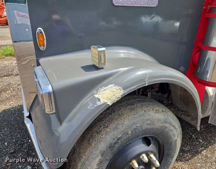 image for item EM7476 1985 Freightliner truck cab and chassis