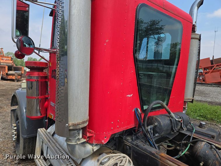 image for item EM7476 1985 Freightliner truck cab and chassis