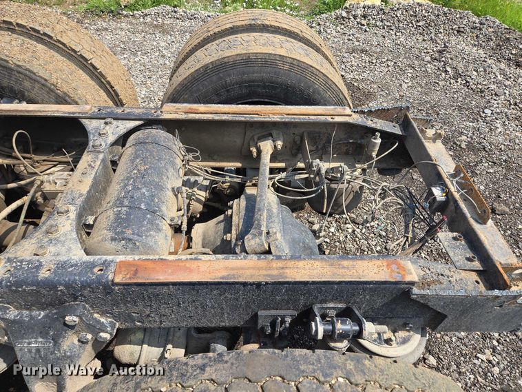 image for item EM7476 1985 Freightliner truck cab and chassis