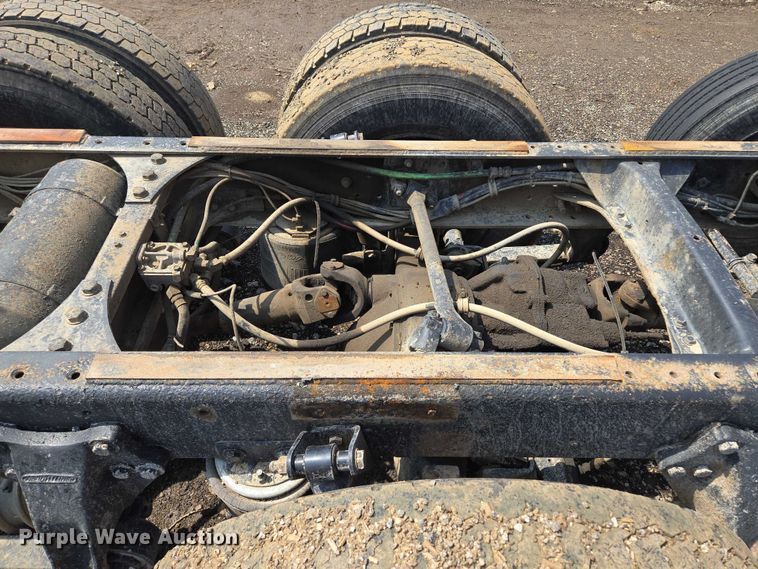 image for item EM7476 1985 Freightliner truck cab and chassis