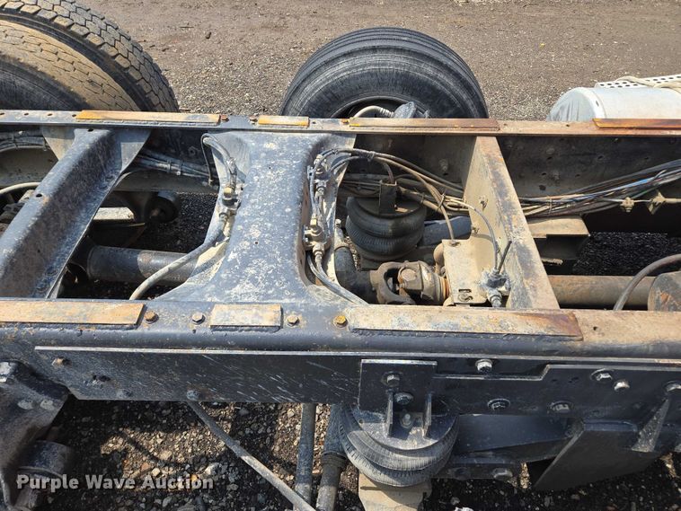 image for item EM7476 1985 Freightliner truck cab and chassis