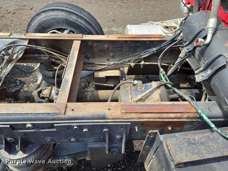 image for item EM7476 1985 Freightliner truck cab and chassis