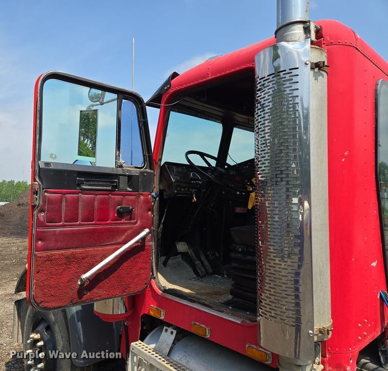 image for item EM7476 1985 Freightliner truck cab and chassis