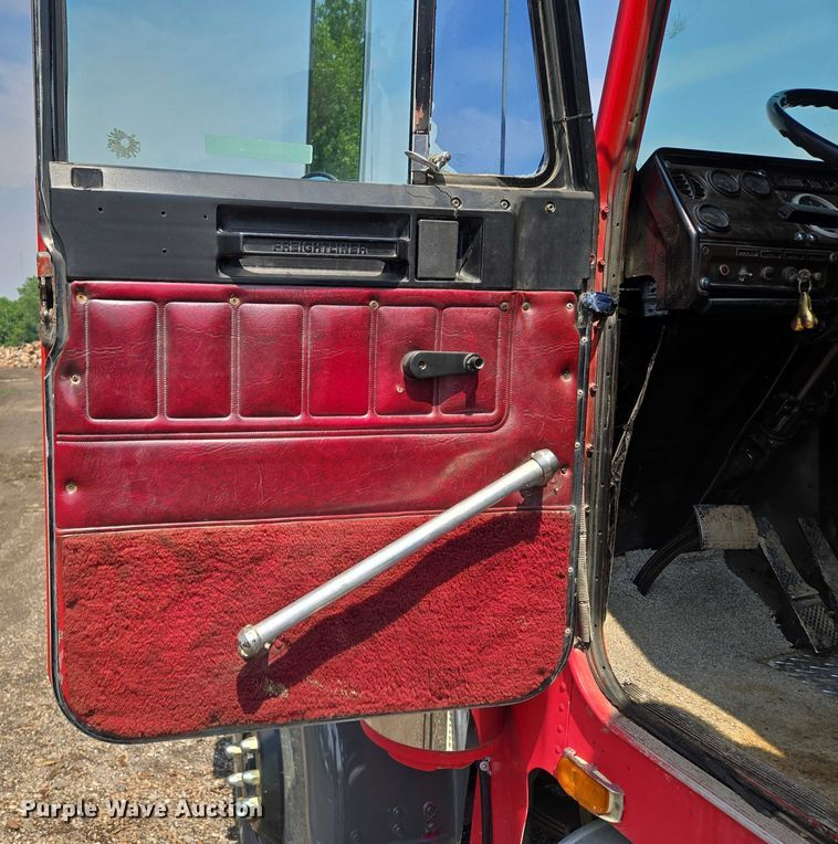 image for item EM7476 1985 Freightliner truck cab and chassis