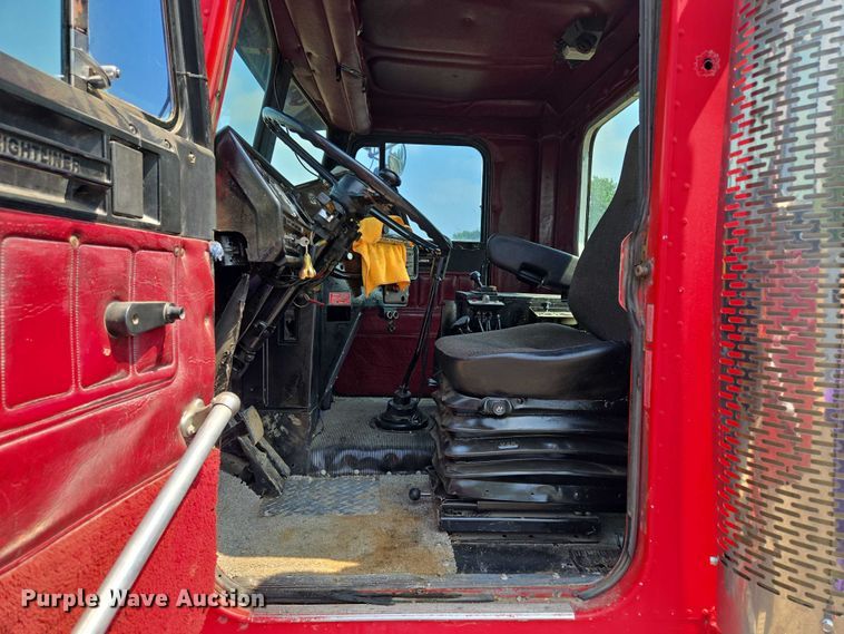 image for item EM7476 1985 Freightliner truck cab and chassis