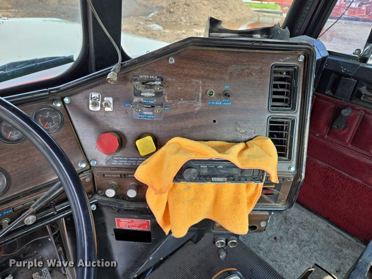 image for item EM7476 1985 Freightliner truck cab and chassis