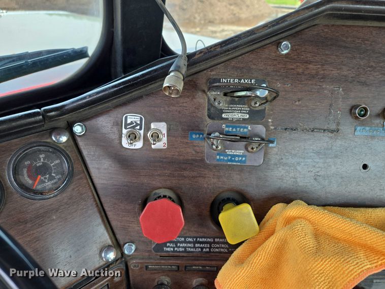 image for item EM7476 1985 Freightliner truck cab and chassis