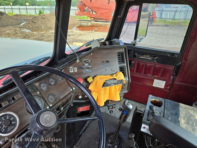 image for item EM7476 1985 Freightliner truck cab and chassis