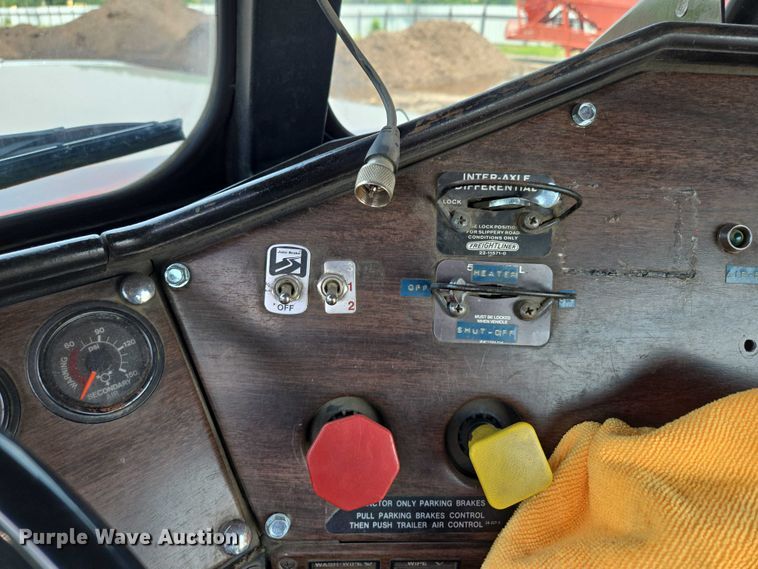 image for item EM7476 1985 Freightliner truck cab and chassis