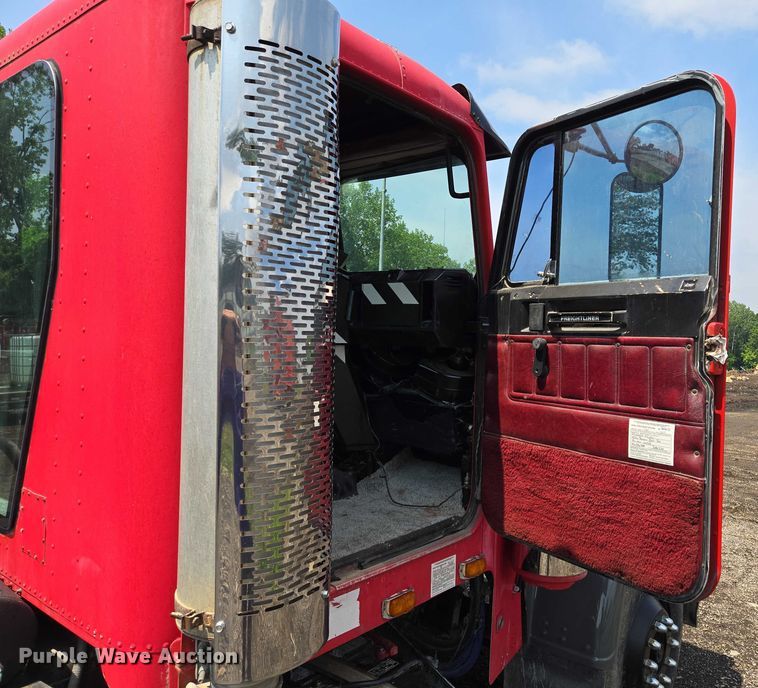 image for item EM7476 1985 Freightliner truck cab and chassis