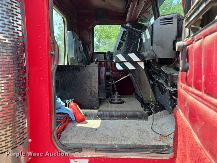 image for item EM7476 1985 Freightliner truck cab and chassis