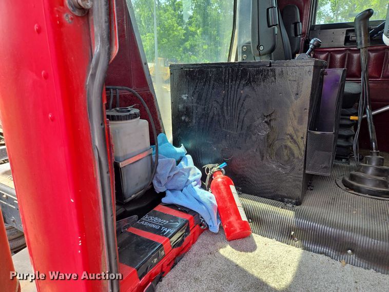 image for item EM7476 1985 Freightliner truck cab and chassis